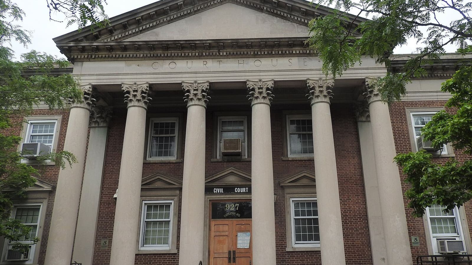 Columnas y entrada del Tribunal Civil del condado de Richmond, en 927 Castleton Avenue, Staten Island