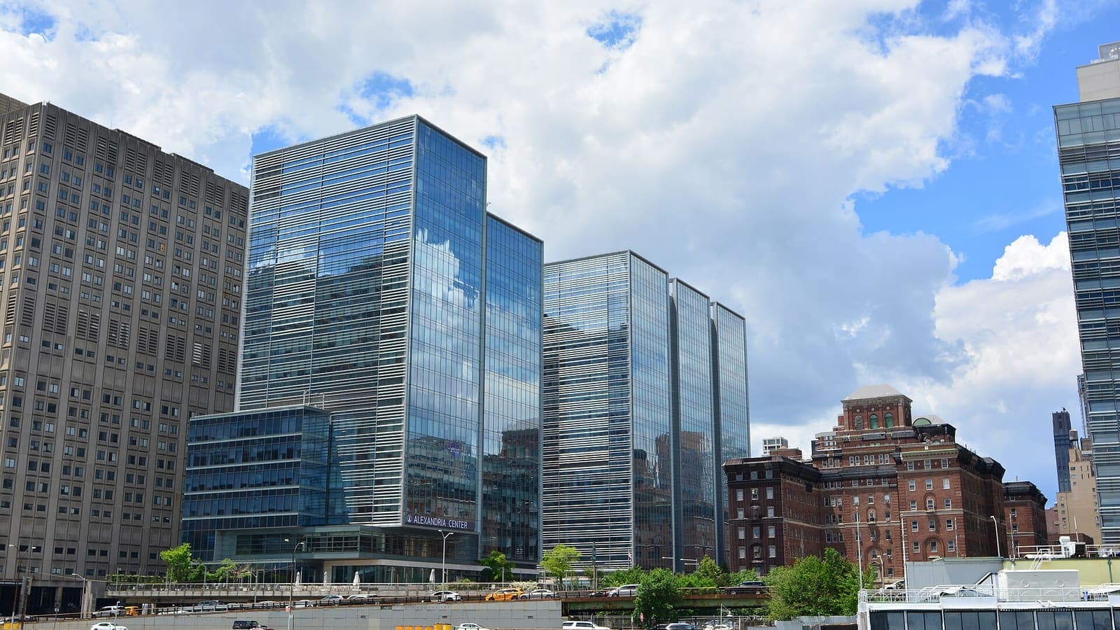 Edificios de Bellevue vistos desde el East River, incluido el antiguo hospital psiquiátrico, en Manhattan