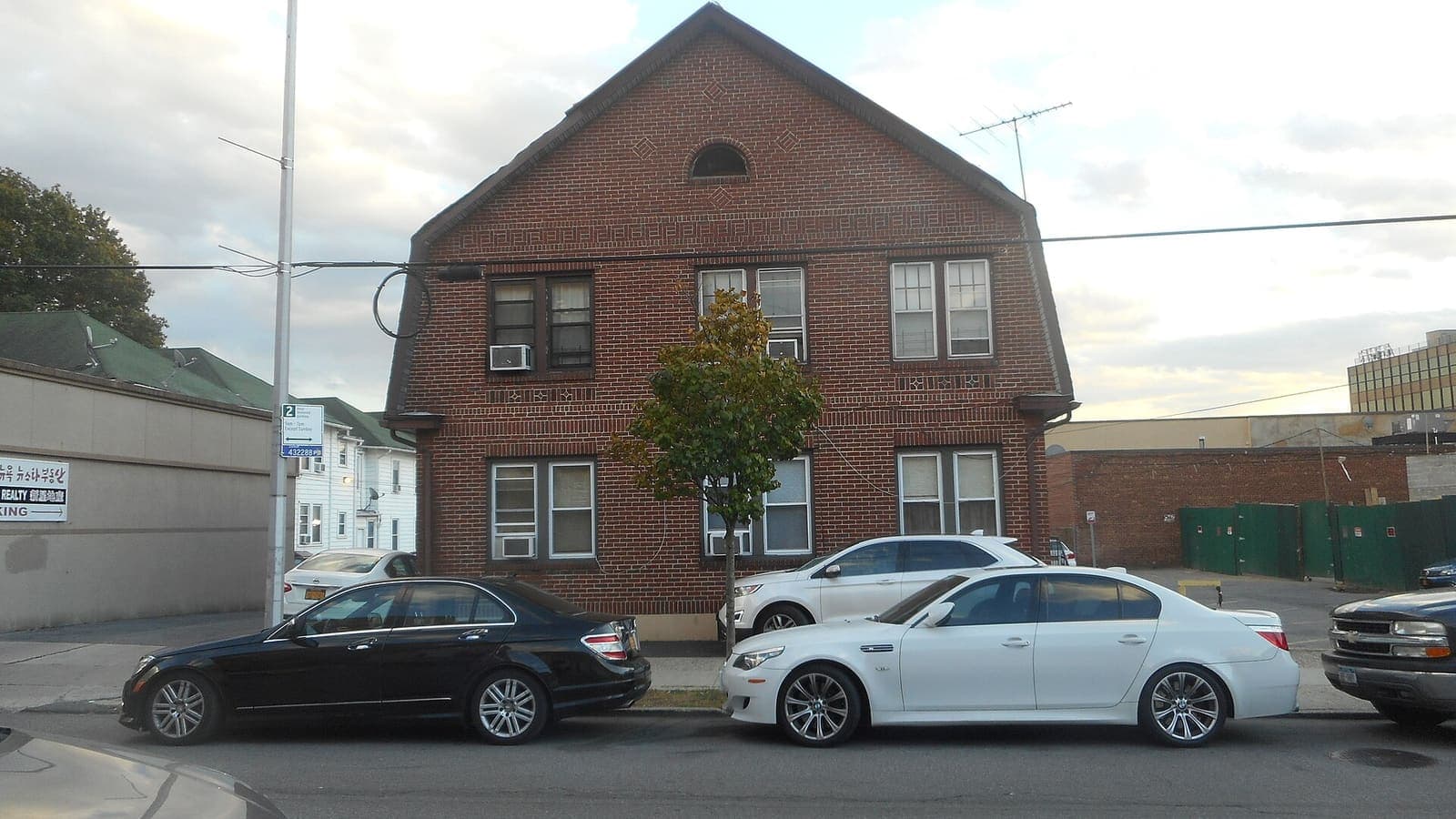 Un edificio de apartamentos de dos plantas en 42nd Avenue, Bayside, Queens