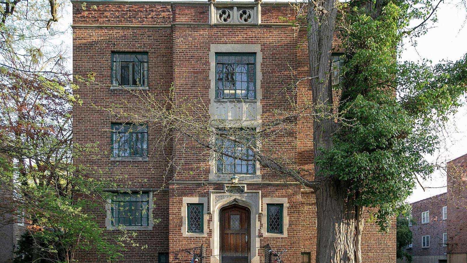 A brick apartment building in Columbus, Ohio