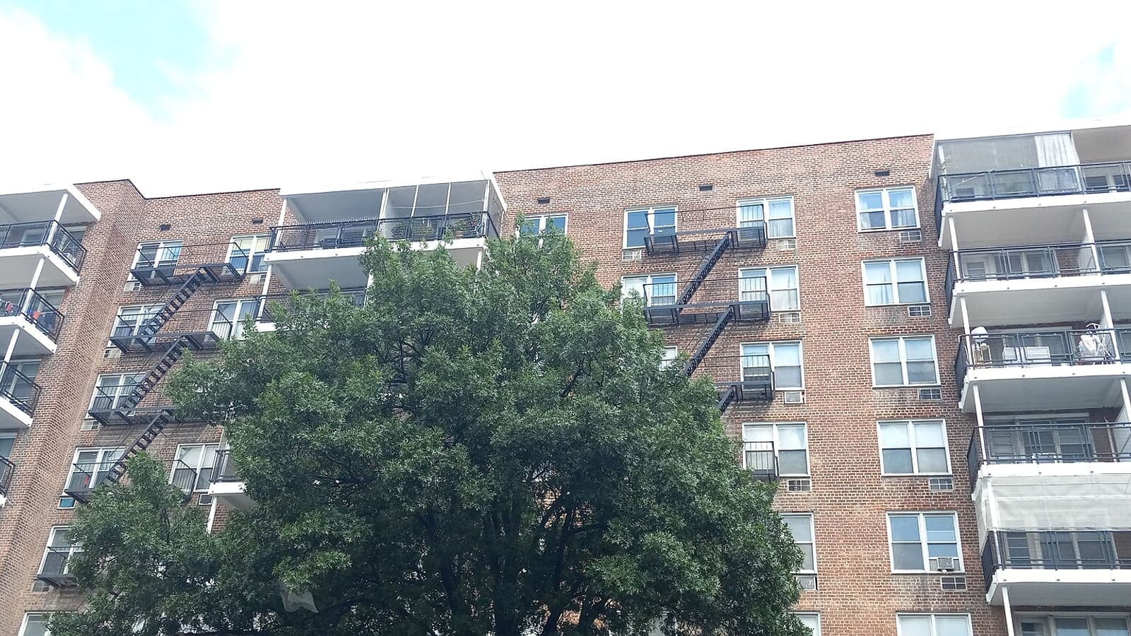 Un edificio de apartamentos con balcones en Flushing, Queens