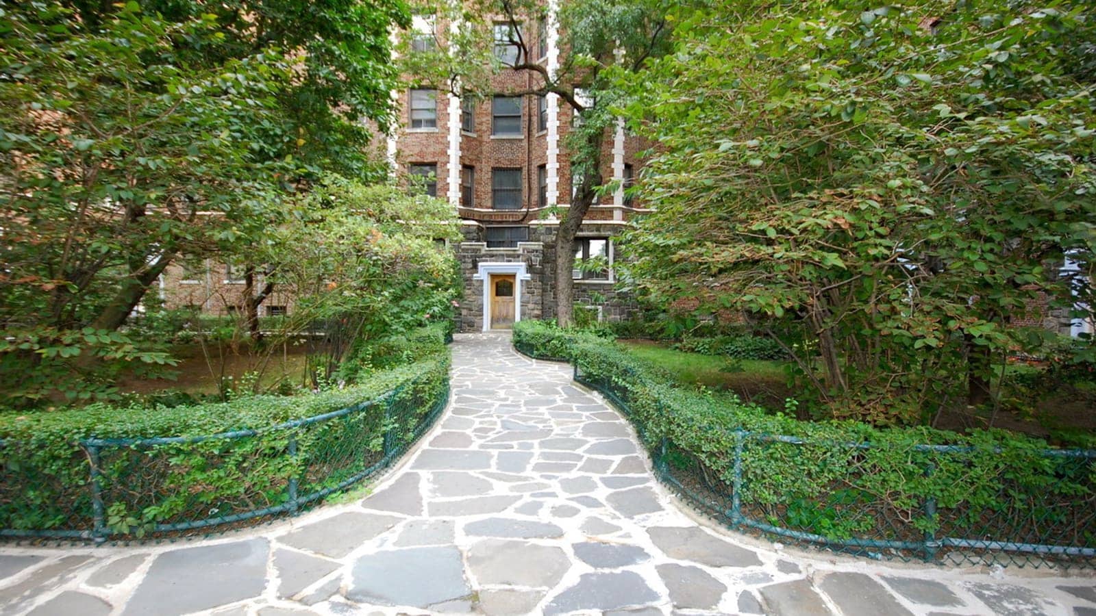 El patio y el camino de entrada del edificio Lenru en Norwood, el Bronx