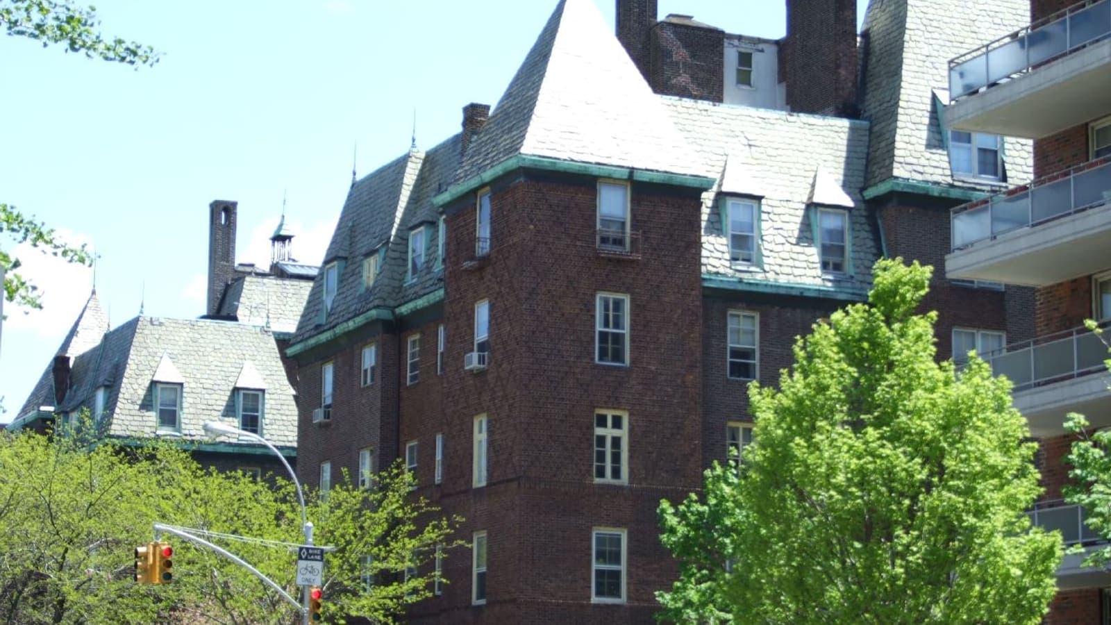 Edificios de apartamentos con tejados inclinados en Jackson Heights, Queens