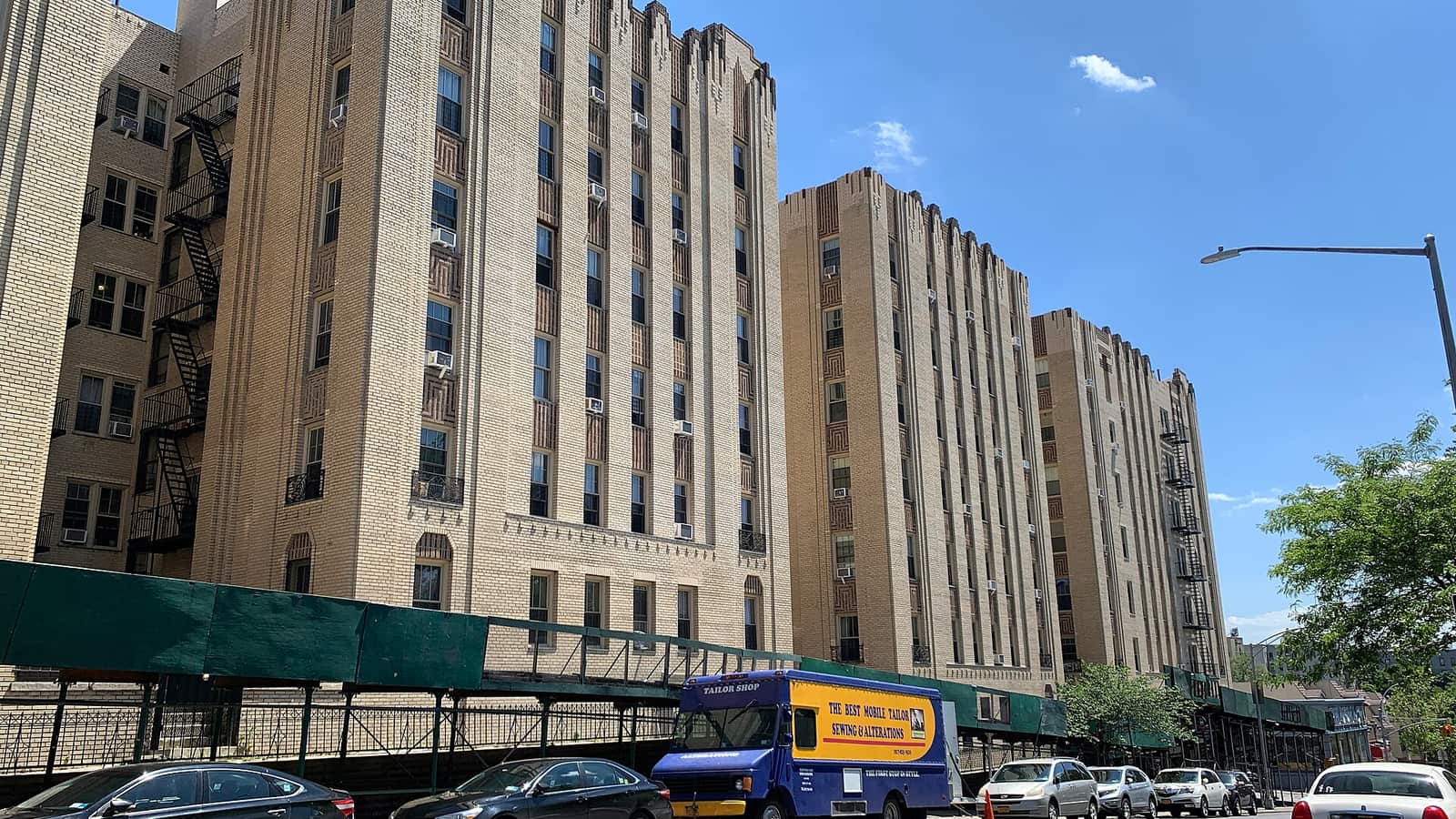Edificio residencial alto de ladrillo claro