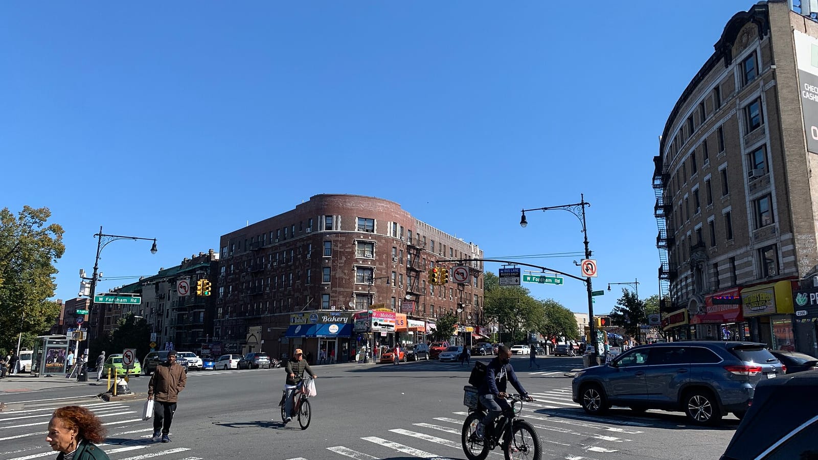 Edificio de apartamentos en una intersección urbana