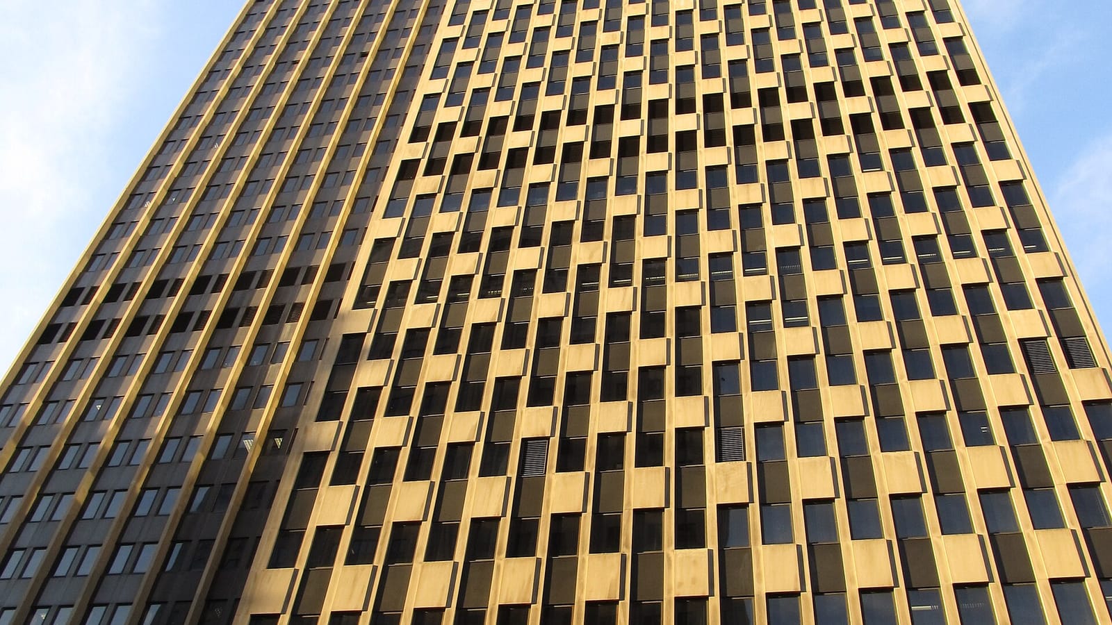 Fachada de un edificio federal con ventanas repetidas