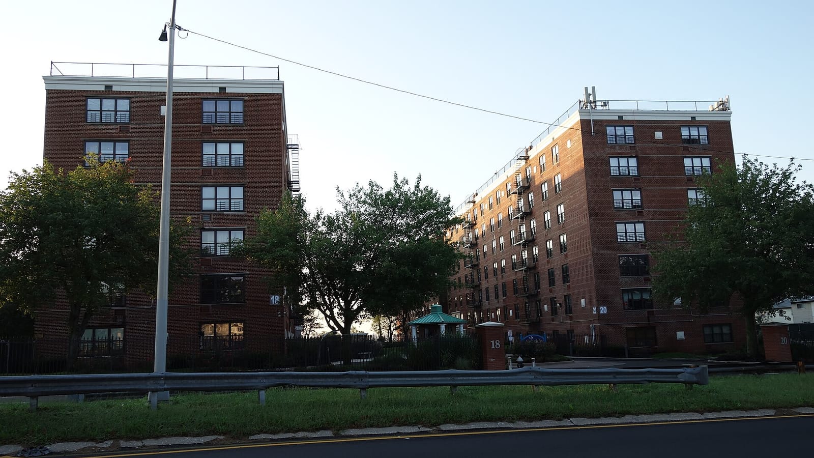 Edificios de ladrillo junto a una calle
