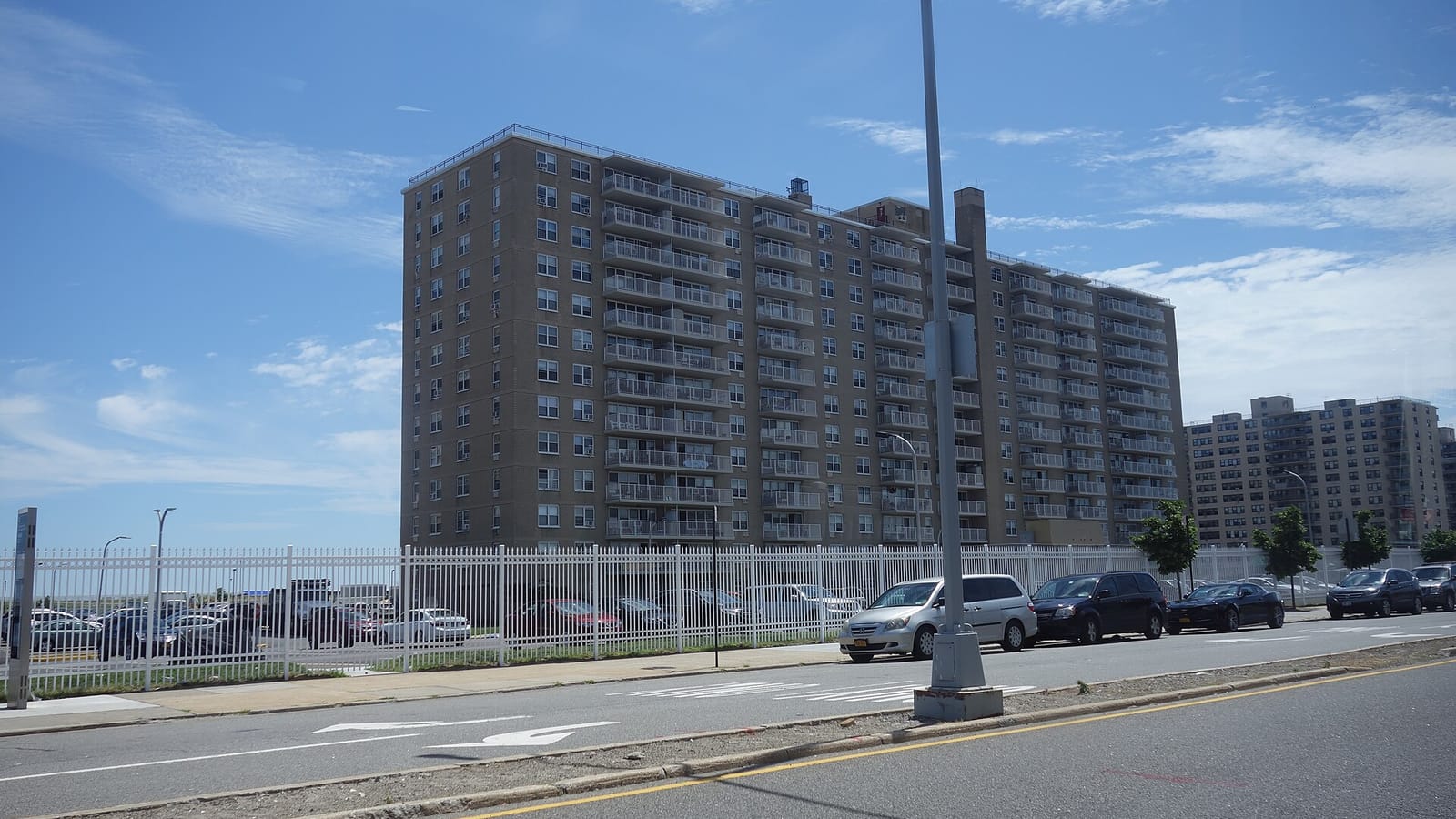Torres residenciales junto a un paseo y una calle