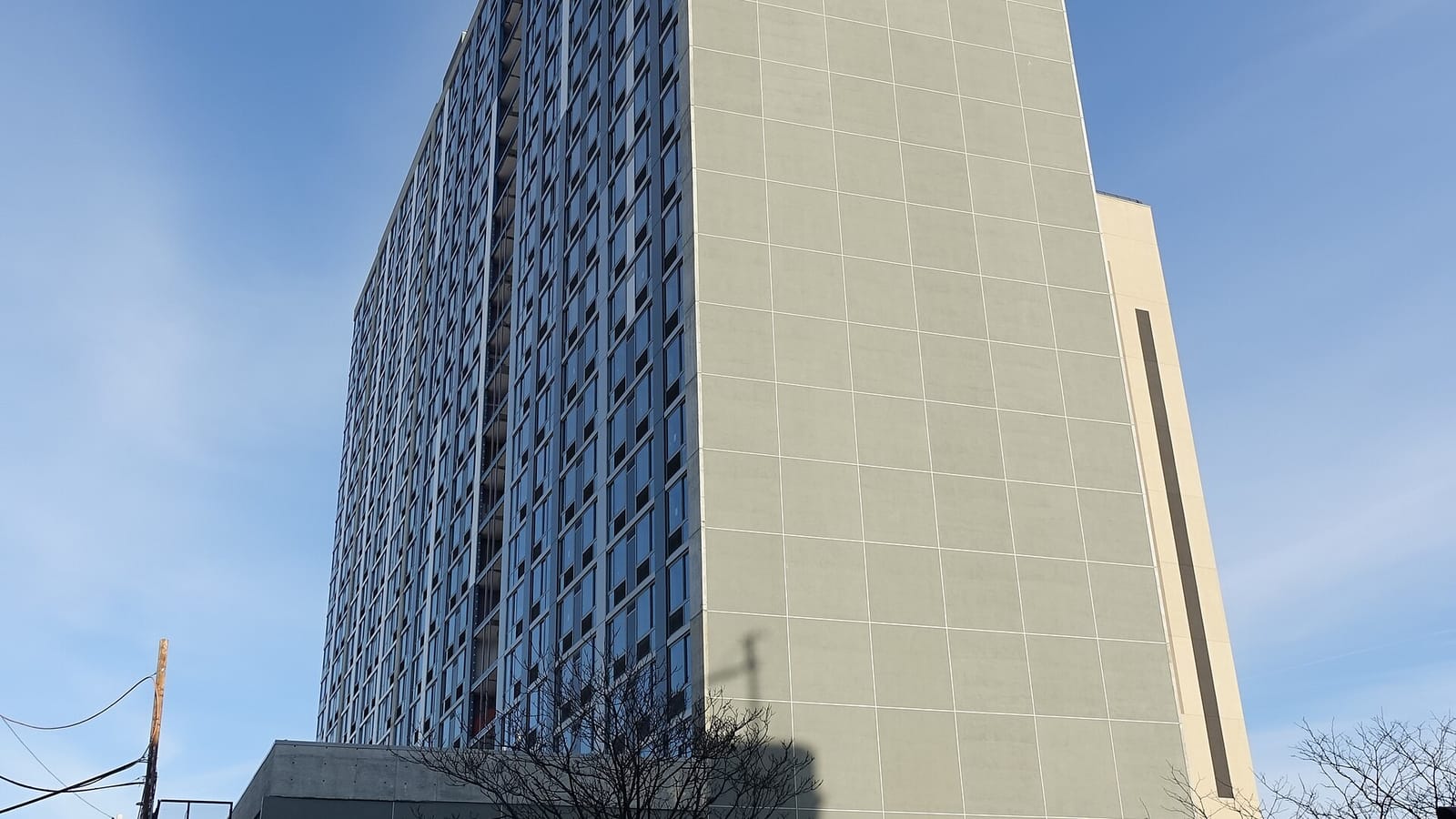 Torre de viviendas con ventanas en filas verticales