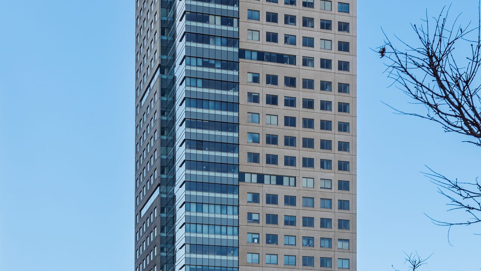 Tall apartment facade with alternating window panels