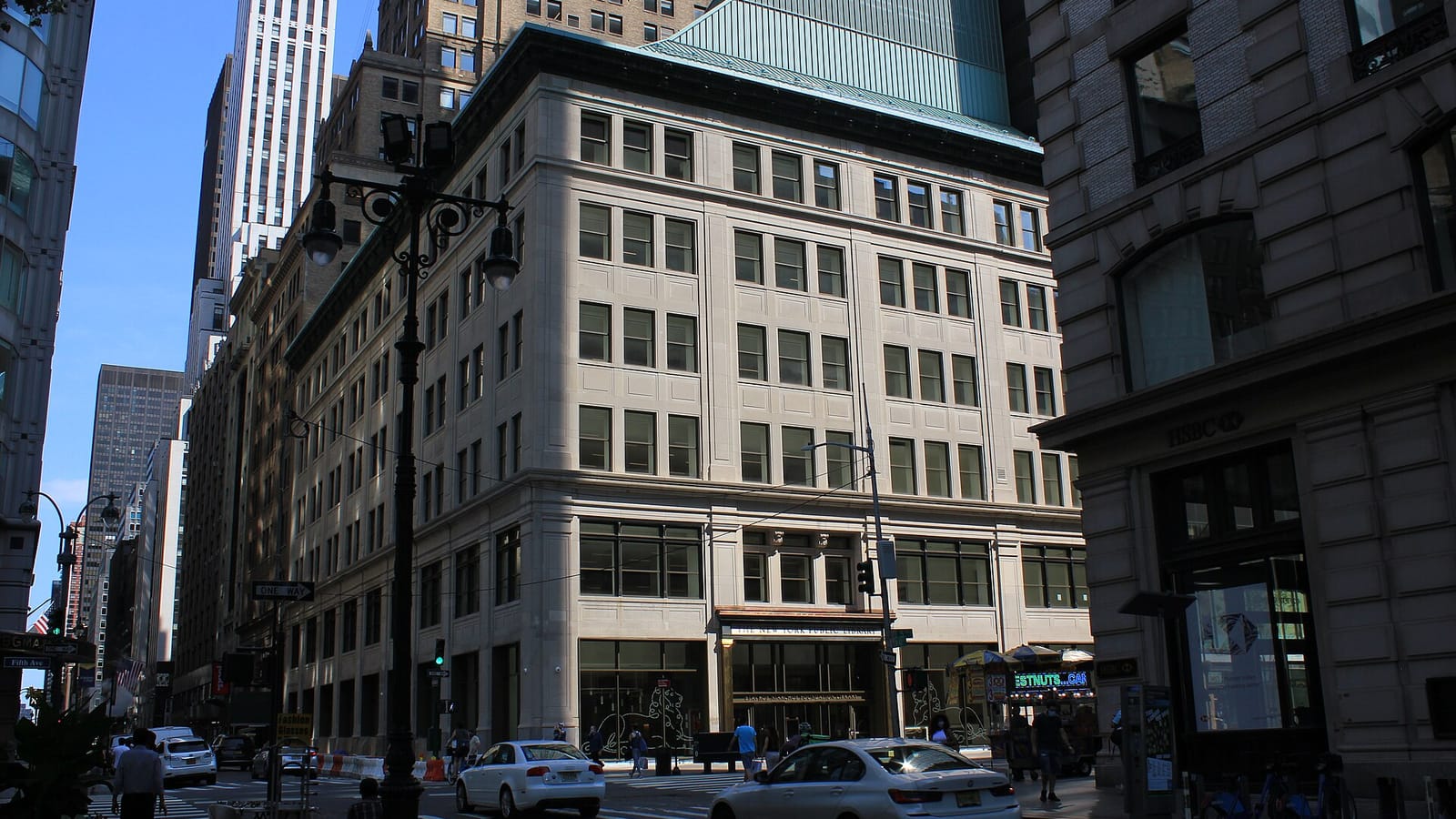 Edificio de biblioteca en una esquina de Manhattan