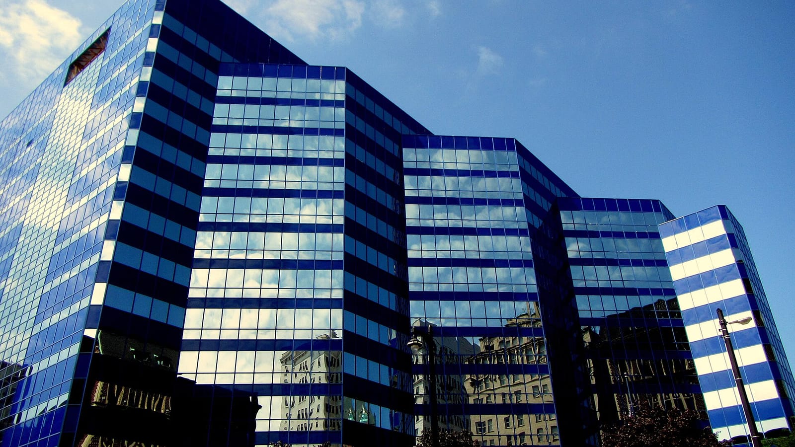 Edificio de oficinas con fachada de vidrio azul