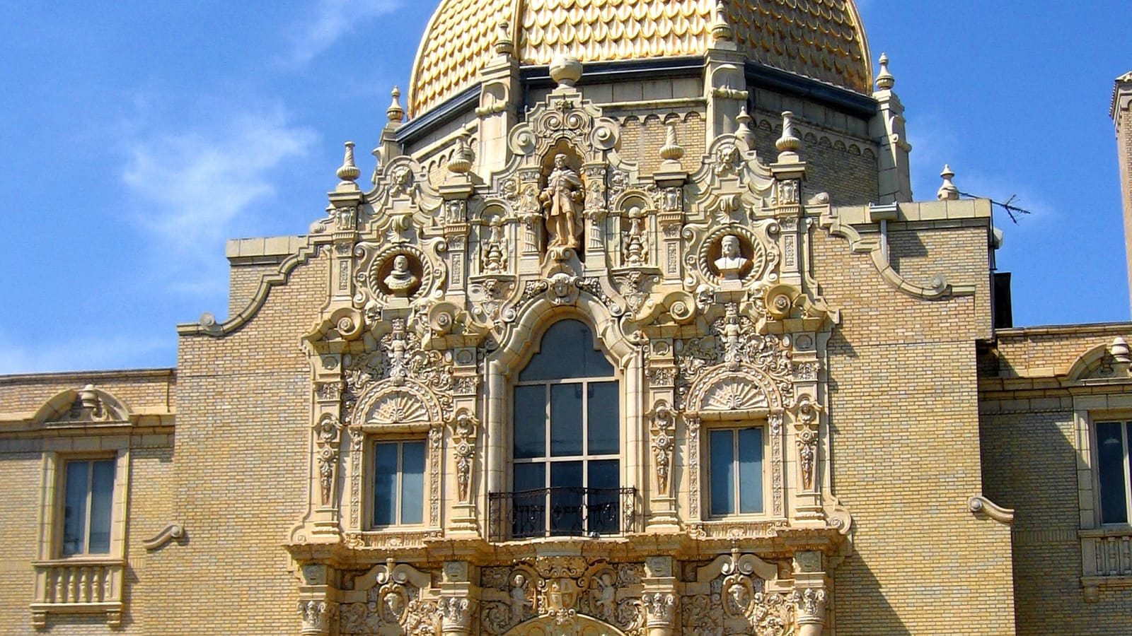 A domed, ornate park fieldhouse in Garfield Park, Chicago