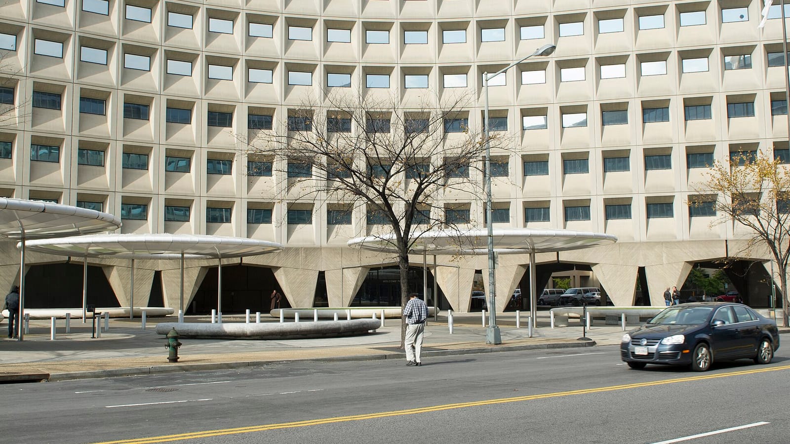 Federal office facade beside a city street