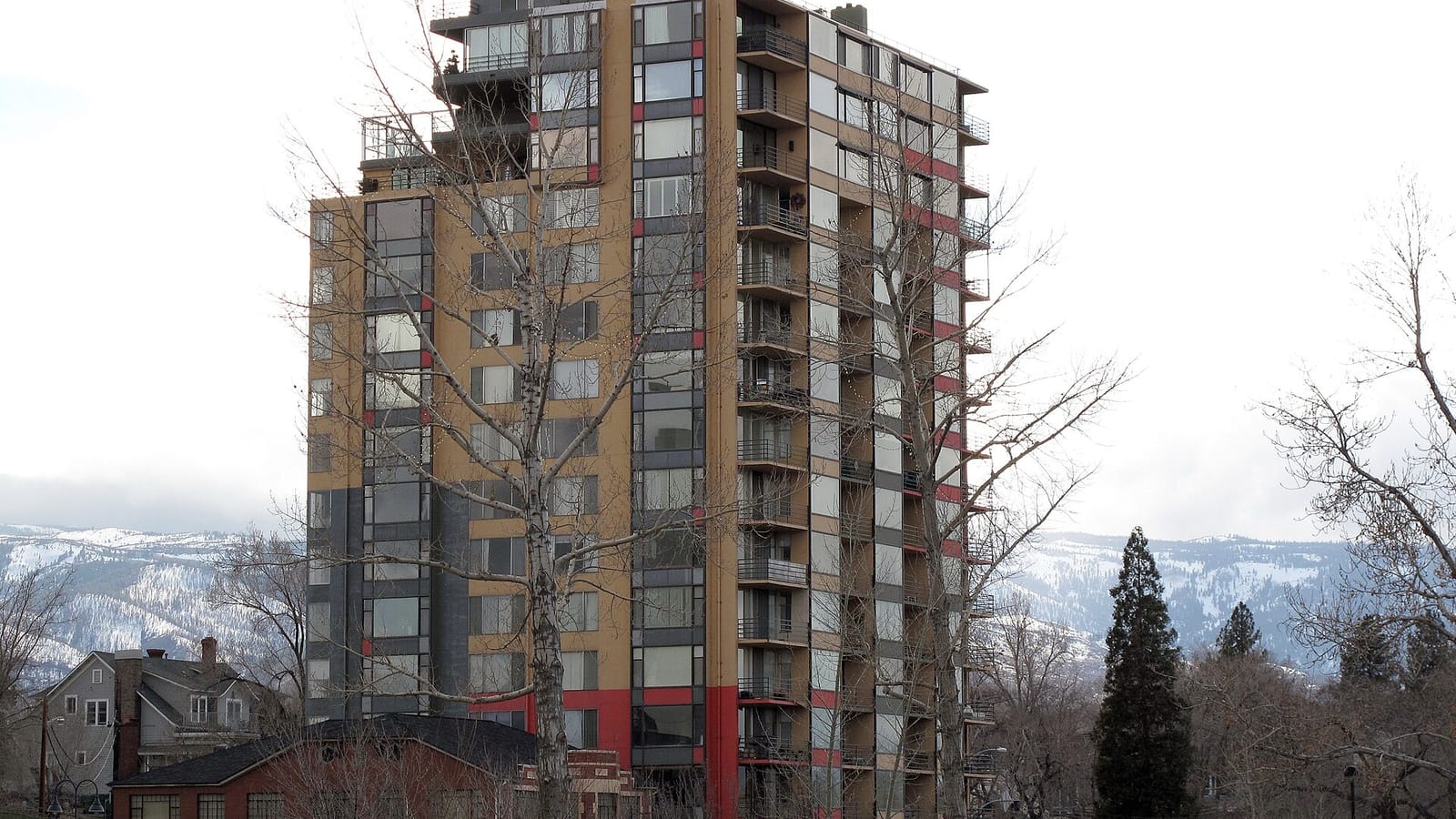 Narrow condominium tower with projecting balconies