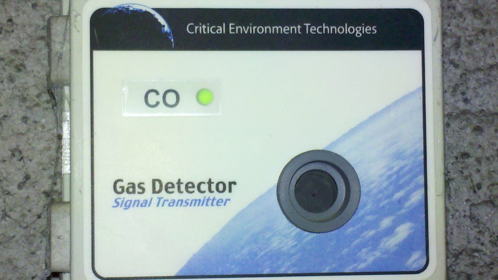 Detector de monóxido de carbono montado en una pared