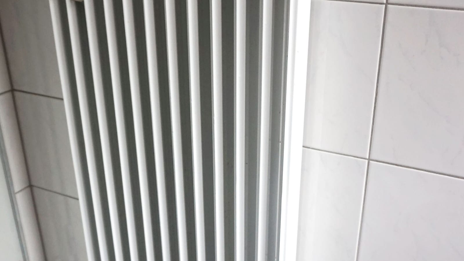 Radiador de calefacción junto a una pared