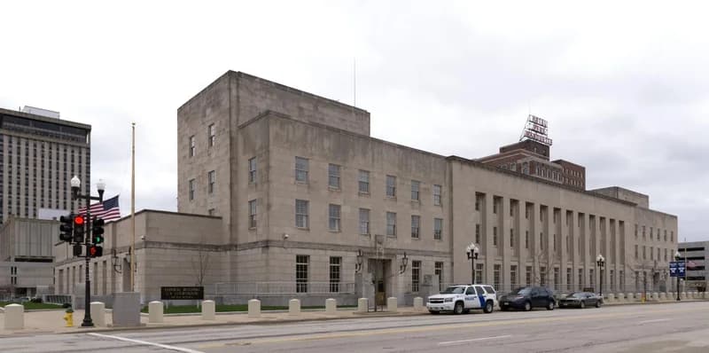 Federal building and courthouse at a Peoria street corner