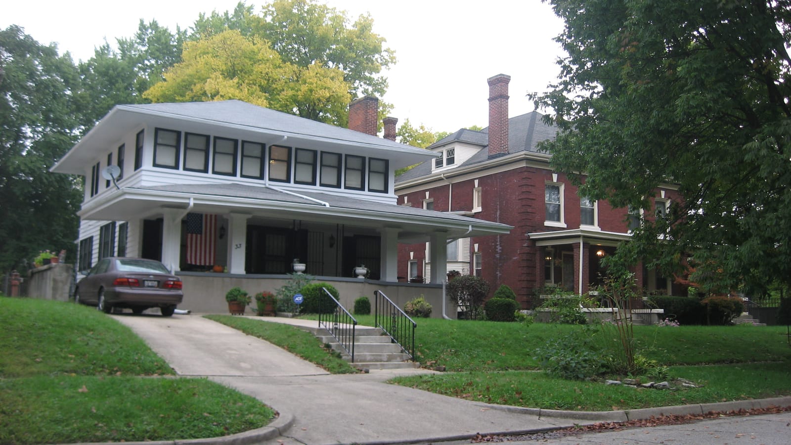 Early twentieth-century houses with deep front porches and lawns on Yale Avenue in the Dayton View neighborhood of Dayton, Ohio.