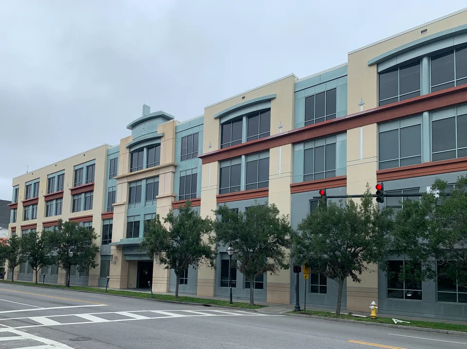 Apartment building at 100 Calhoun Street in Charleston